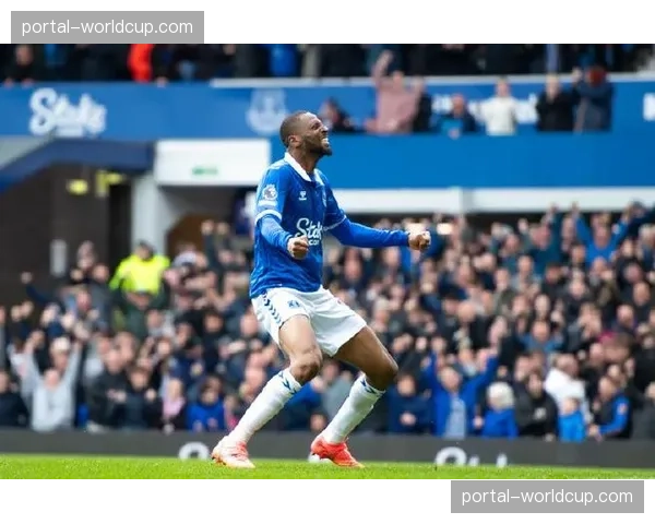 埃弗顿赛前训练开放日，戴奇亲自演示中前场压迫的协同站位要求