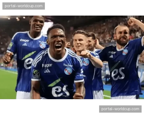 聚焦:斯特拉斯堡新星打入法甲处子球后与家人庆祝 聚焦:斯特拉斯堡新星打入法甲处子球后与家人庆祝