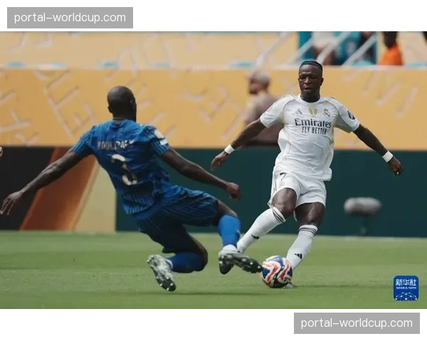 伤病更新:皇家马德里官方宣布,维尼修斯左腿股二头肌受伤,预计缺席三周 伤病更新:皇家马德里官方宣布,维尼修斯左腿股二头肌受伤,预计缺席三周