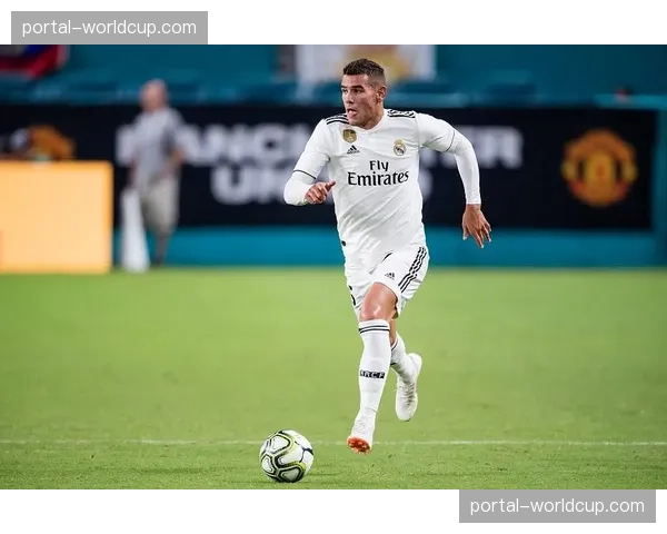 官方：AC米兰后卫特奥-埃尔南德斯因累计黄牌停赛，将错过次回合比赛