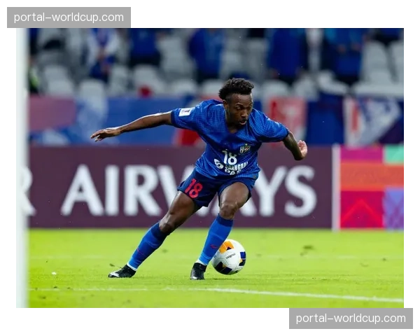 特写:南特老将时隔六个月重伤复出,替补登场获全场掌声 特写:南特老将时隔六个月重伤复出,替补登场获全场掌声